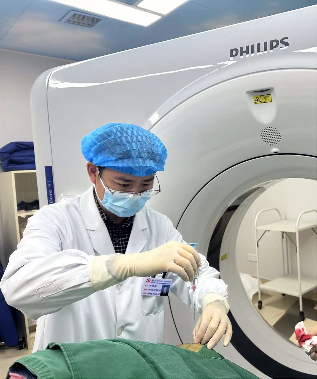 重庆市黔江中心医院血液肿瘤科成功开展 CT 引导下经颅骨脑肿瘤穿刺技术