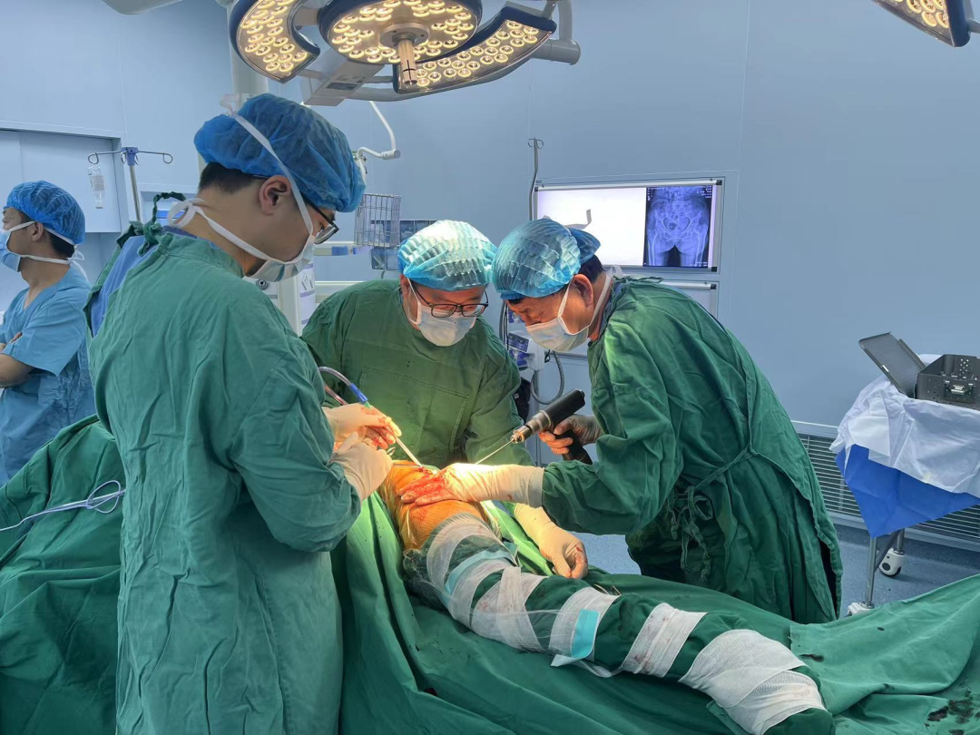 宁城县中心医院骨科一病区为一位 97 岁高龄患者行人工双动股骨头置换术