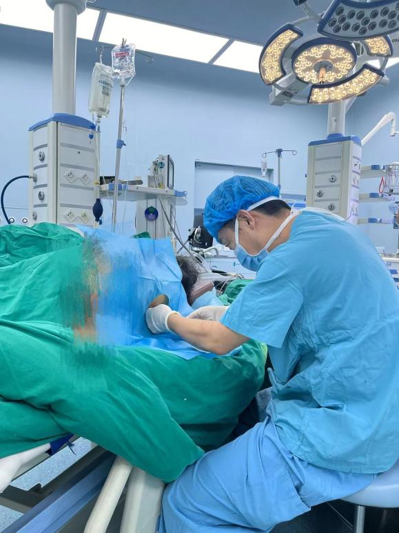 宁城县中心医院骨科一病区为一位 97 岁高龄患者行人工双动股骨头置换术