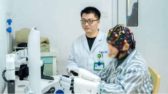 南昌健源康复医院临床投入使用国内首批人工智能多模态脑机接口平台