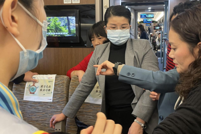 高铁乘务员突发心脏骤停！她，跪地紧急施救