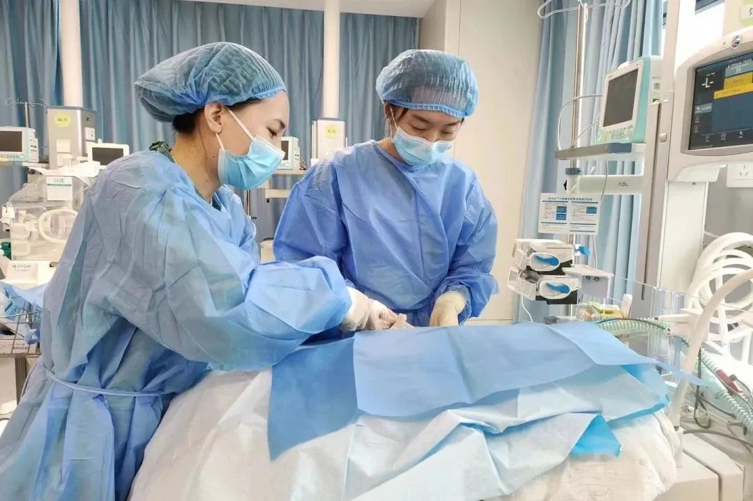 紧急剖腹产,出生仅重 3 斤!松山医院首位外籍早产儿「通关」出院