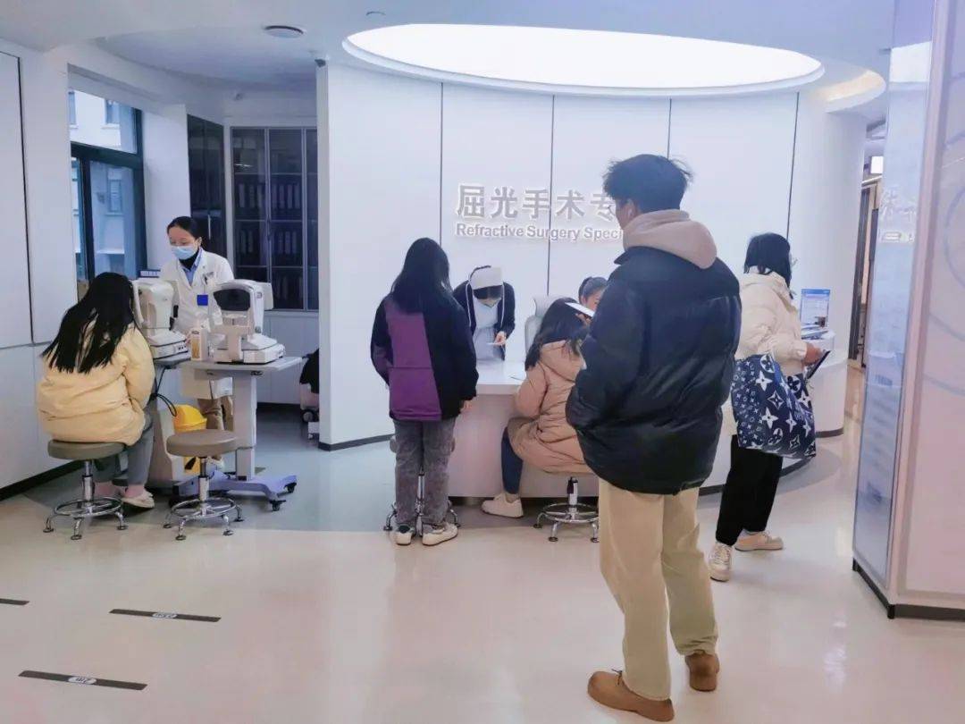 近视术后「干眼」多久恢复 ？武汉普瑞眼科沈政伟教授在线解答术后常见问题