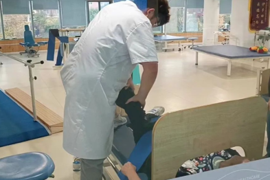 郝文龙：我们不仅是治疗者，更是陪伴者 | 扬州健嘉康复医院