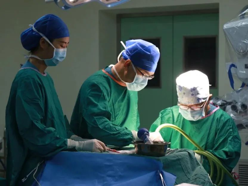 老人脑血管「爆」了，这群「拆弹专家」全力抢救夺回一命