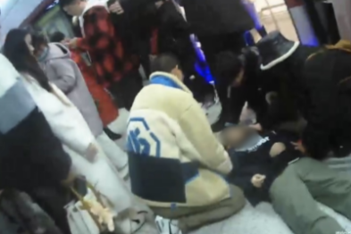 武汉大学人民医院医生地铁见义勇为帮乘客「闯年关」