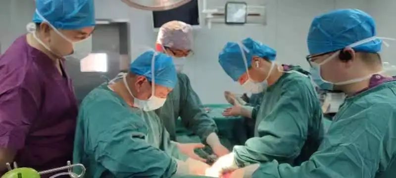 七旬老人 1 个月体重骤降 10 斤，体内竟藏着重达 4 斤的肿瘤！