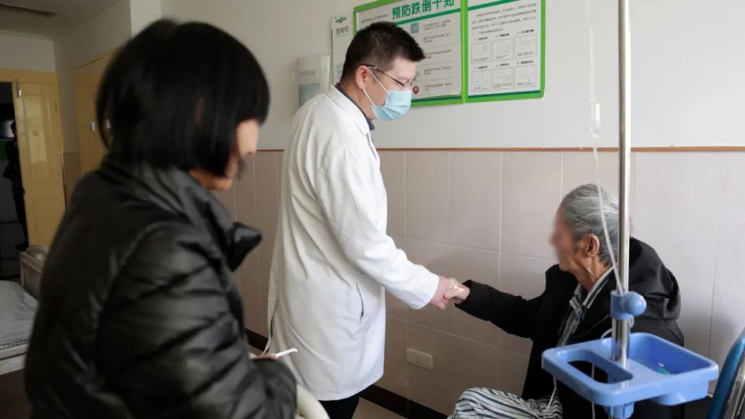 七旬老人 1 个月体重骤降 10 斤，体内竟藏着重达 4 斤的肿瘤！