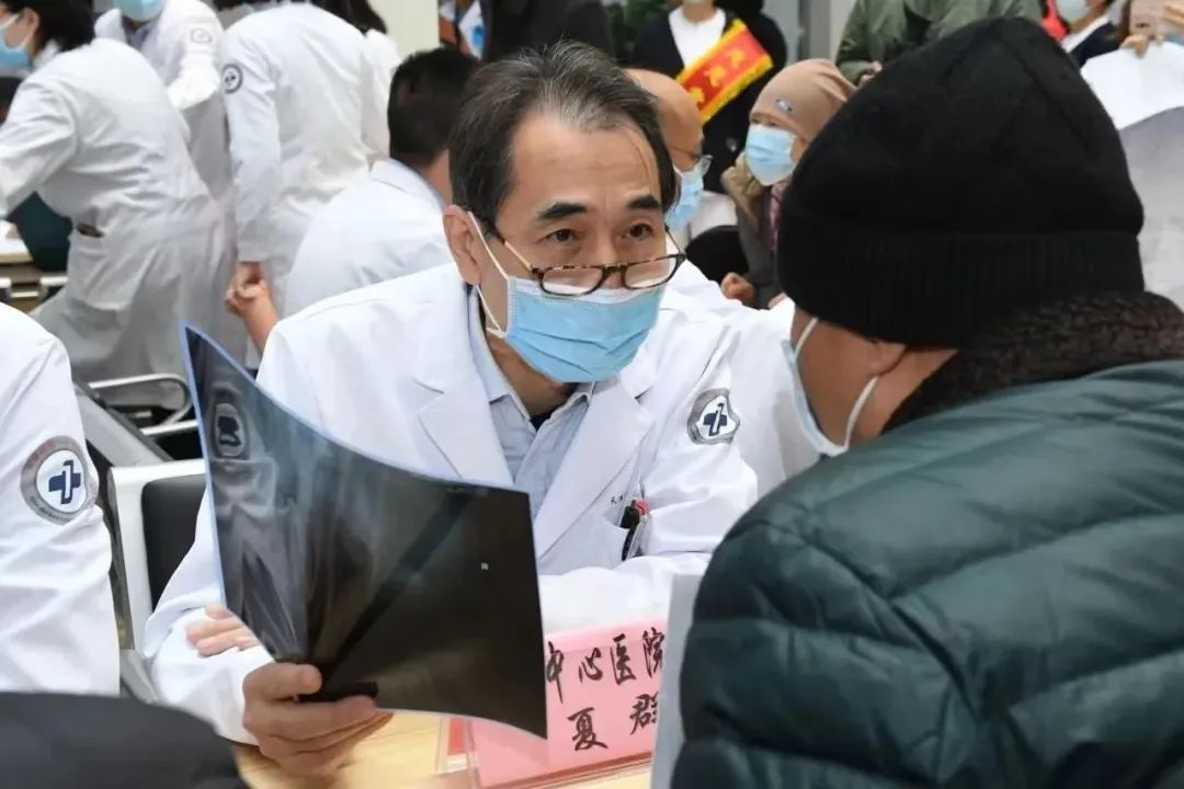 深圳新风和睦家医院脊柱外科夏群医生：用时间打磨技艺，用医德铸造永恒