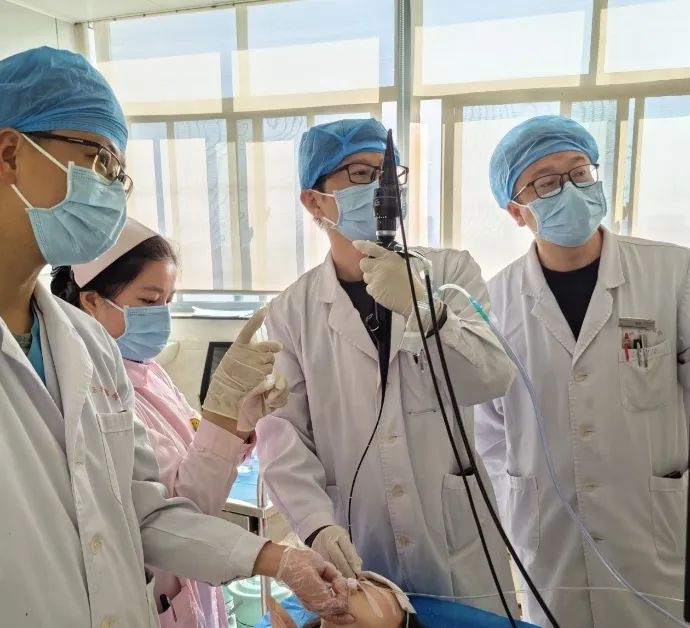 2 岁女娃高烧不退查出「白肺」!医生从肺部取出这些......