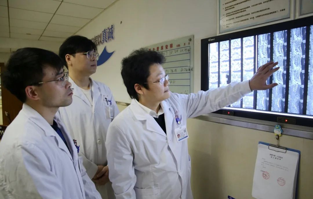 争先创优做榜样——记湘潭市第一人民医院外科五党支部书记、骨科主任杨清