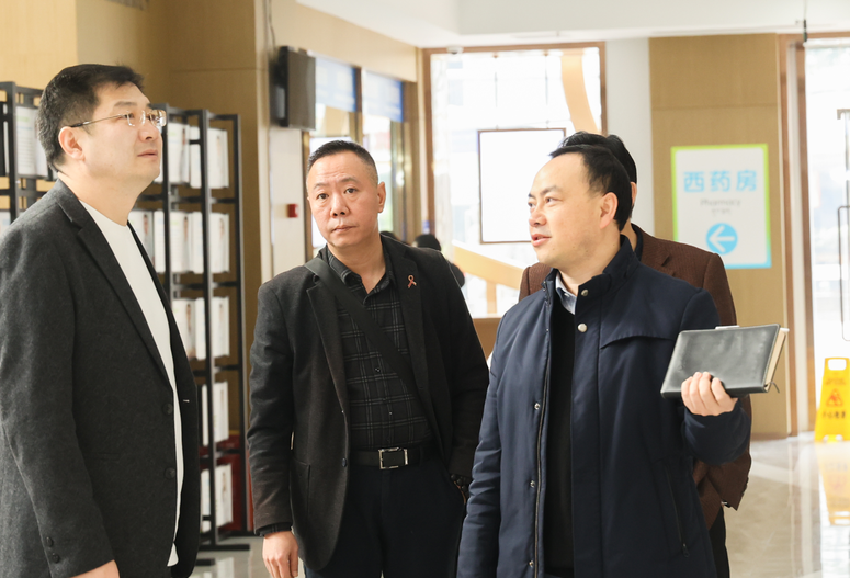 山东省临沂市中医医院张培会副院长一行来成都中医大银海眼科医院调研座谈