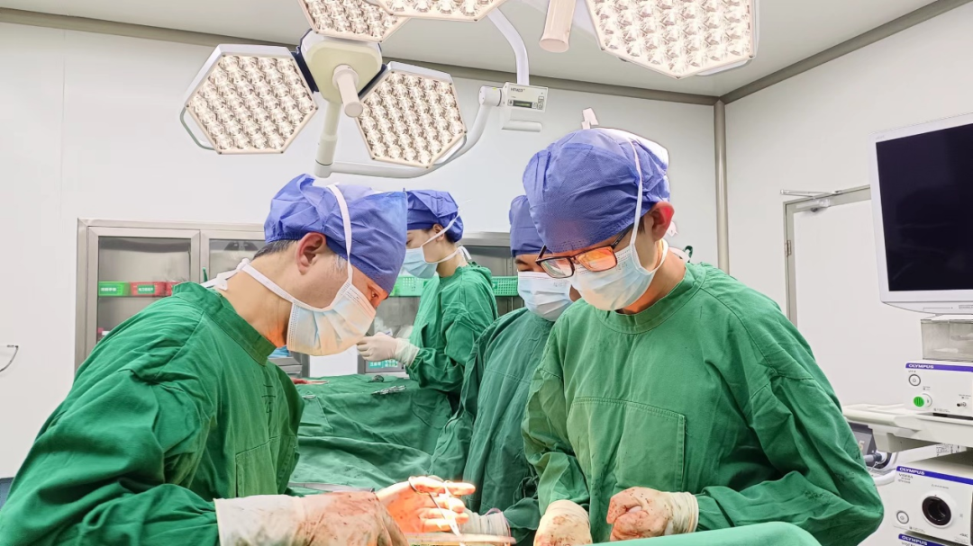 西藏阜康医院多学科协作成功实施首例胸腹腔病损切除术