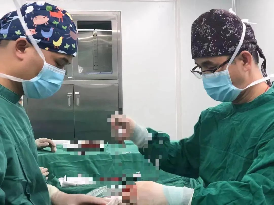 深圳新风和睦家医院脊柱外科医生汤冀强：关爱从行动出发 无偿为患者换药 2 年