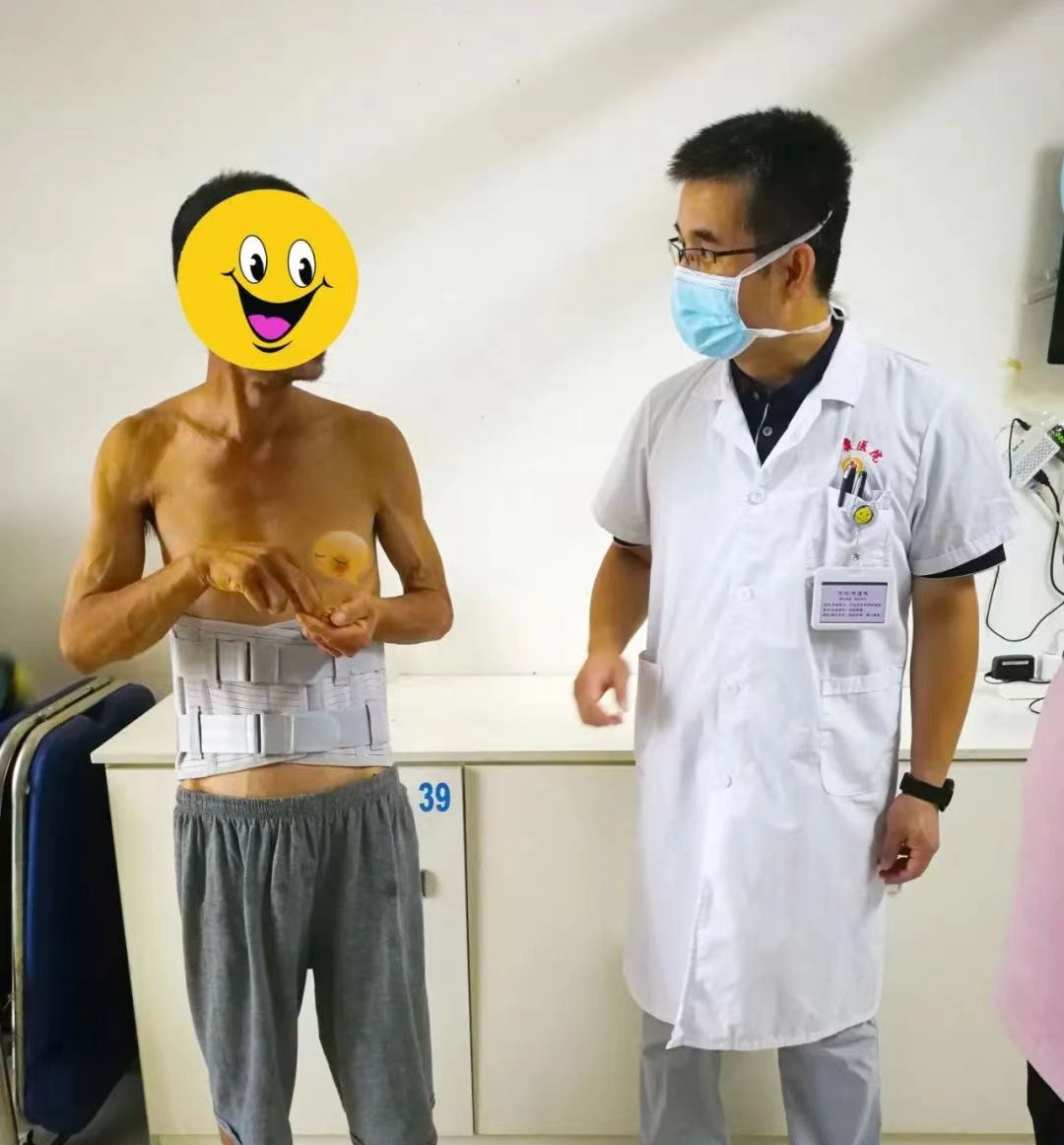 深圳新风和睦家医院脊柱外科医生汤冀强：关爱从行动出发 无偿为患者换药 2 年