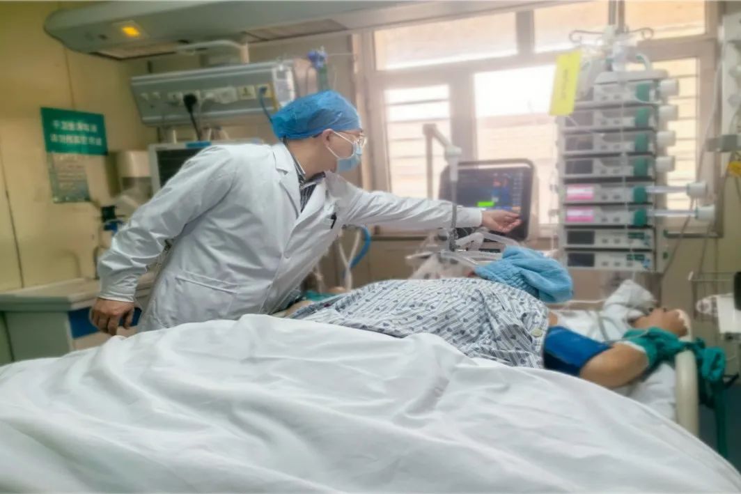 一招俯卧位通气，广东专家让命悬一线的患者转危为安！