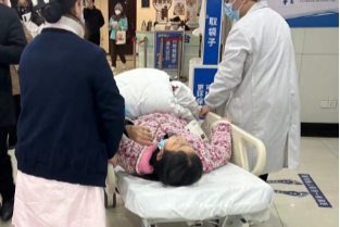 患者突然晕倒，南昌大学第二附属医院门诊部导医紧急施救