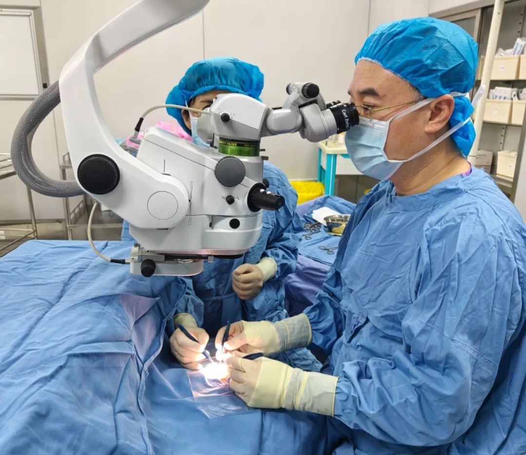 青岛大学附属医院眼科团队实施 IZHV 手术 为疑难患者拨云见日