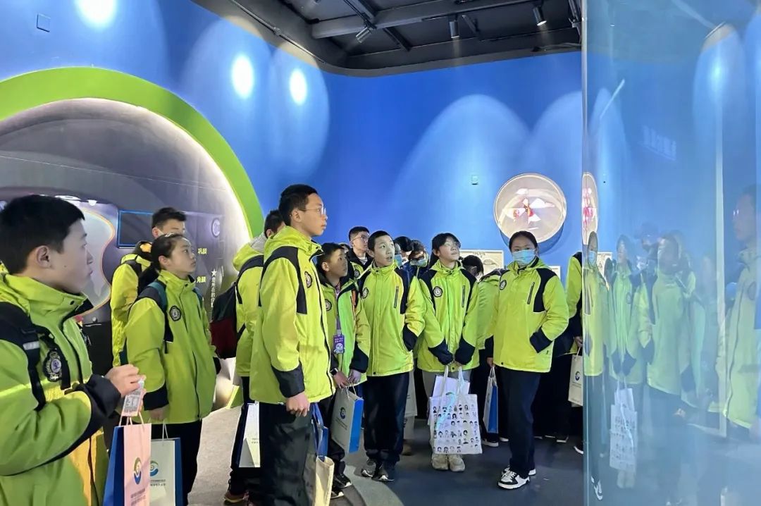 成都泡桐树中学的同学们在实践中了解中医药文化、探索眼奥秘