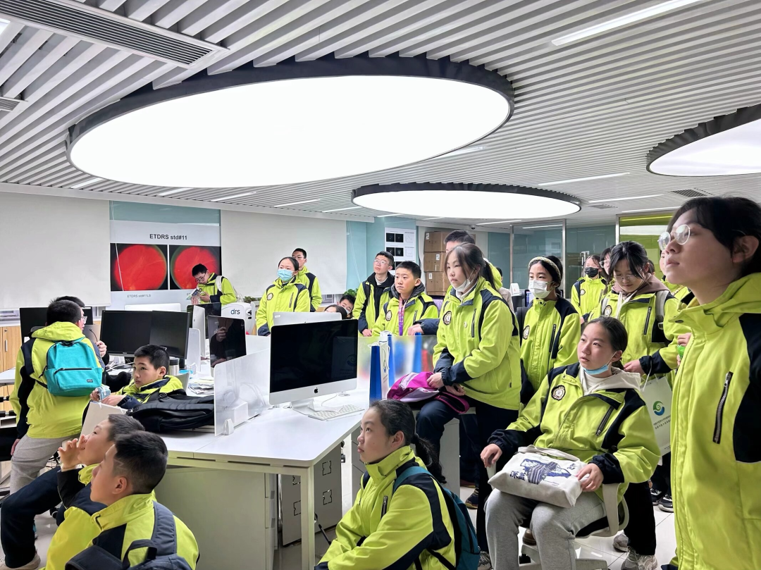 成都泡桐树中学的同学们在实践中了解中医药文化、探索眼奥秘