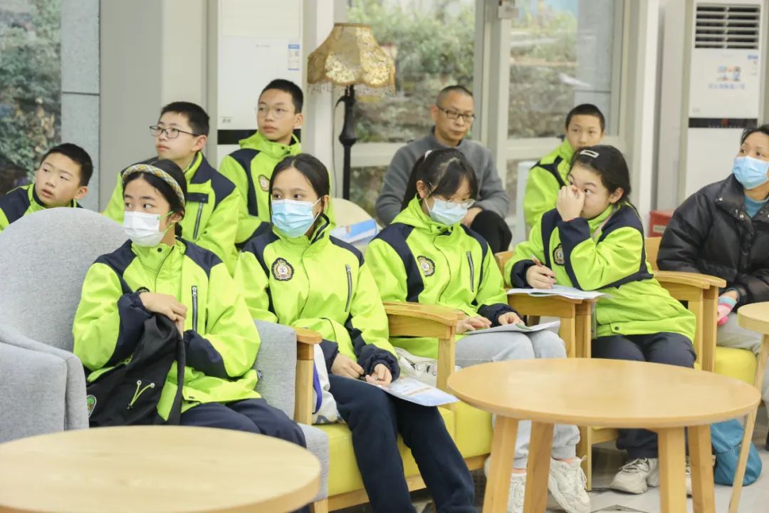 成都泡桐树中学的同学们在实践中了解中医药文化、探索眼奥秘