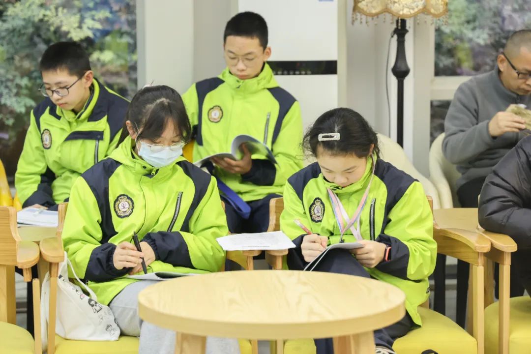 成都泡桐树中学的同学们在实践中了解中医药文化、探索眼奥秘