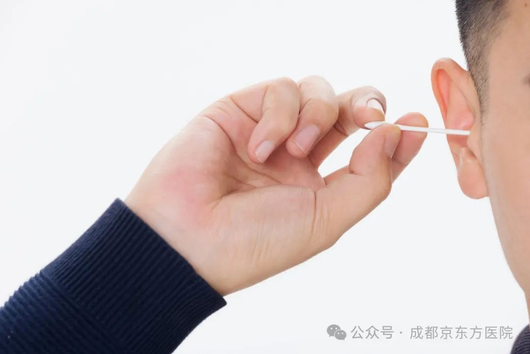 长期棉签掏耳朵，男子耳道竟长「蘑菇」！耳屎可不是你想掏就能掏
