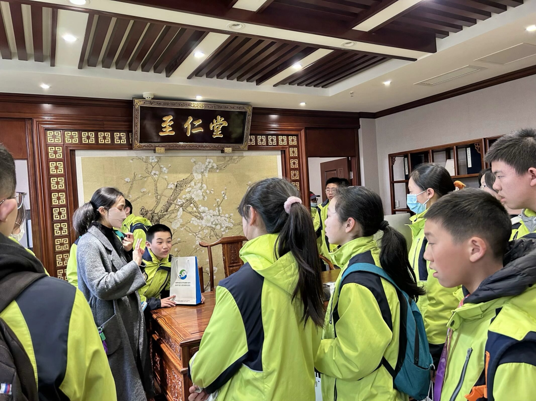 成都泡桐树中学的同学们在实践中了解中医药文化、探索眼奥秘