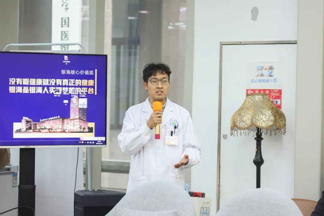 成都泡桐树中学的同学们在实践中了解中医药文化、探索眼奥秘