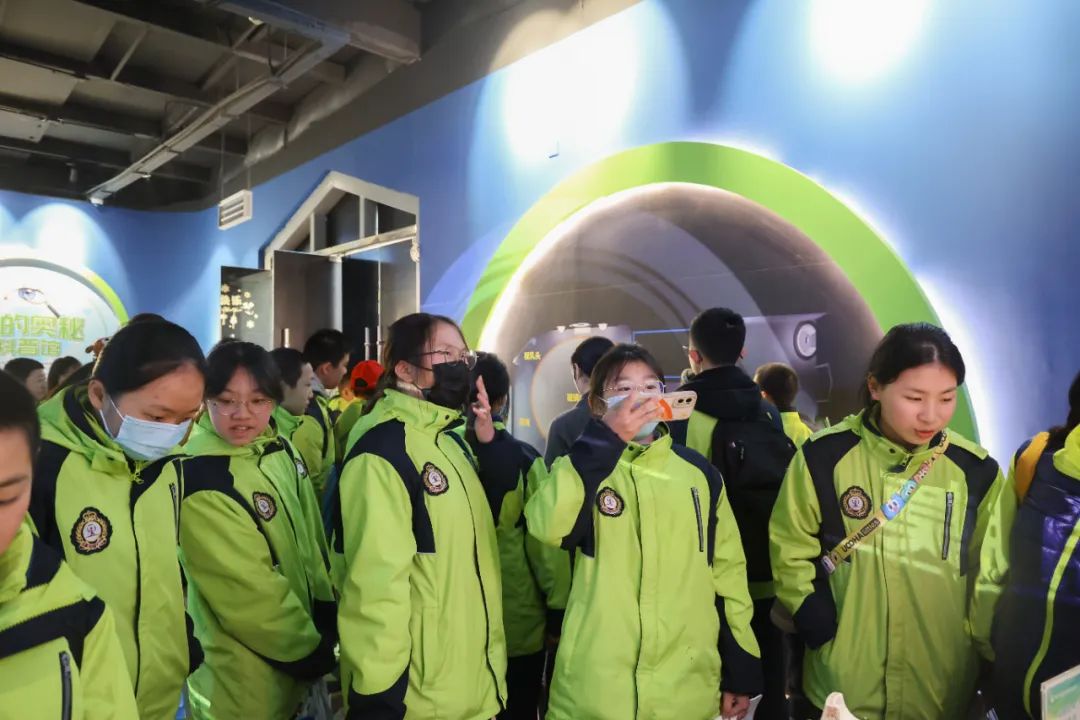 成都泡桐树中学的同学们在实践中了解中医药文化、探索眼奥秘