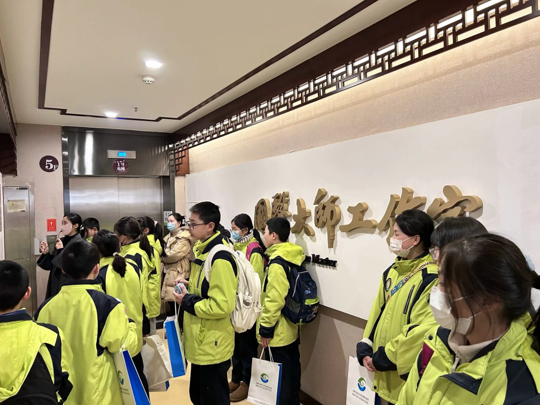 成都泡桐树中学的同学们在实践中了解中医药文化、探索眼奥秘