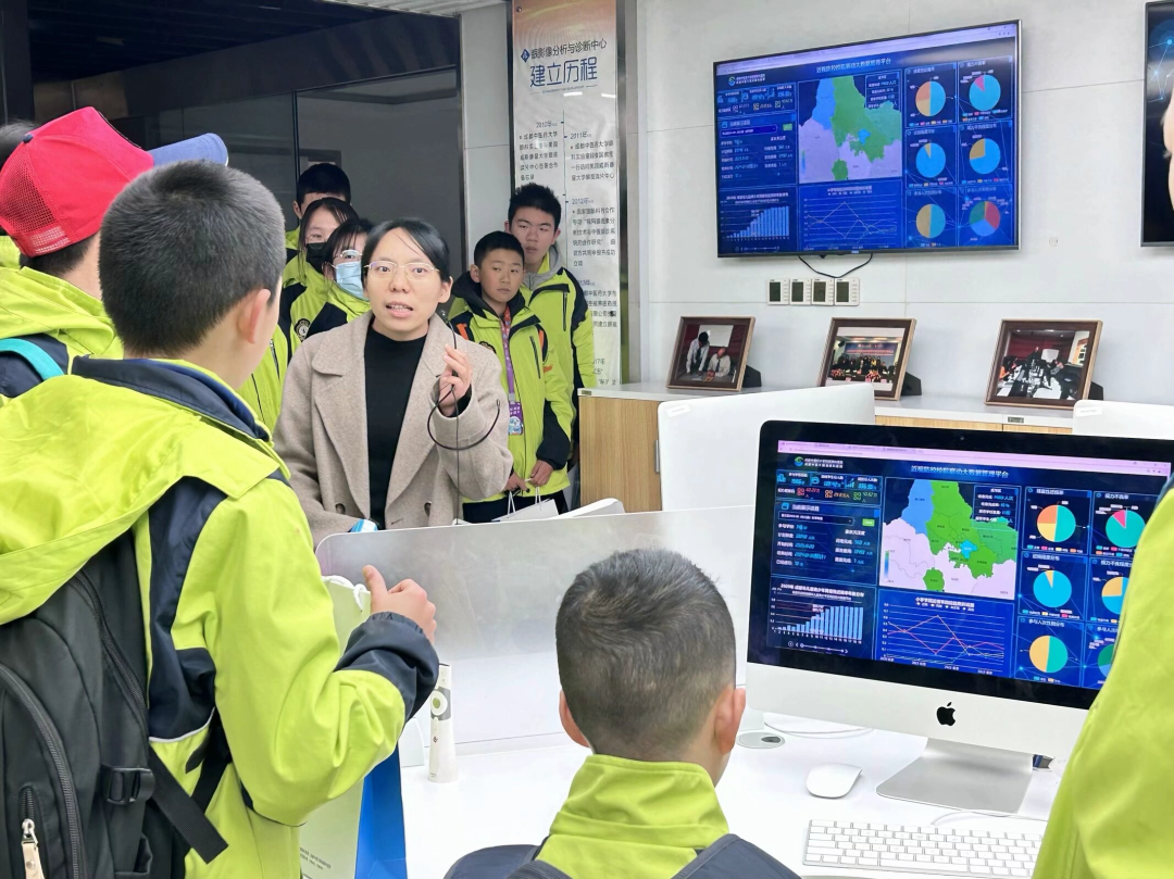 成都泡桐树中学的同学们在实践中了解中医药文化、探索眼奥秘