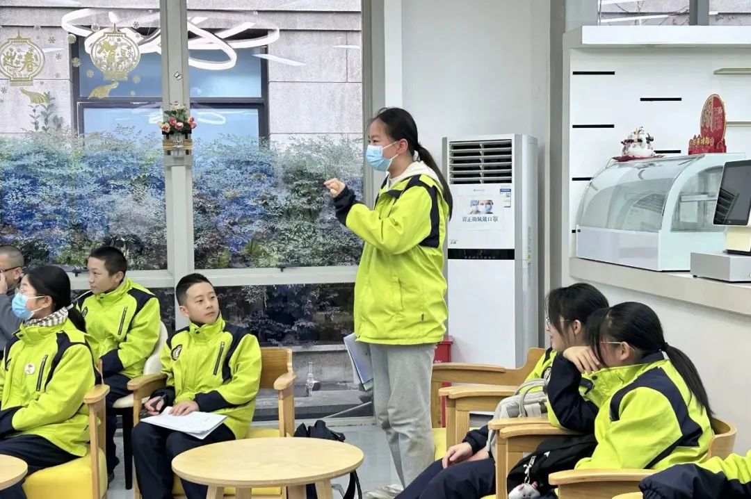 成都泡桐树中学的同学们在实践中了解中医药文化、探索眼奥秘