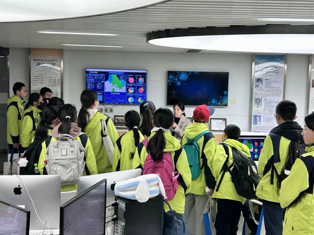 成都泡桐树中学的同学们在实践中了解中医药文化、探索眼奥秘