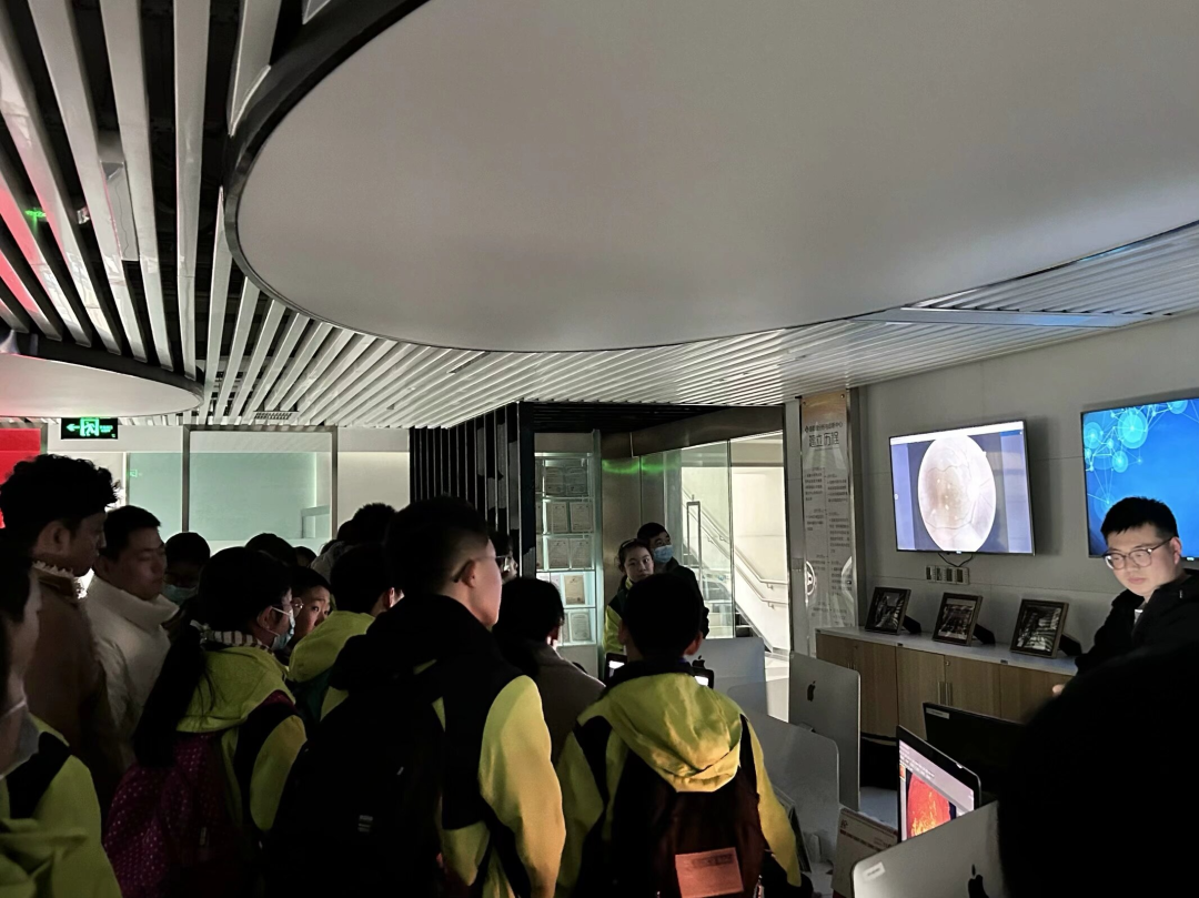 成都泡桐树中学的同学们在实践中了解中医药文化、探索眼奥秘