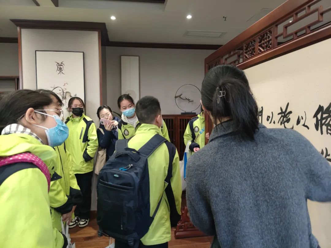 成都泡桐树中学的同学们在实践中了解中医药文化、探索眼奥秘