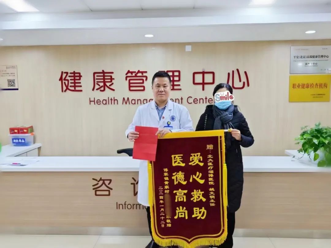 老人突发疾病路边跌倒,他说「我是医生,该出手就出手!」