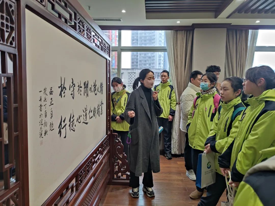 成都泡桐树中学的同学们在实践中了解中医药文化、探索眼奥秘