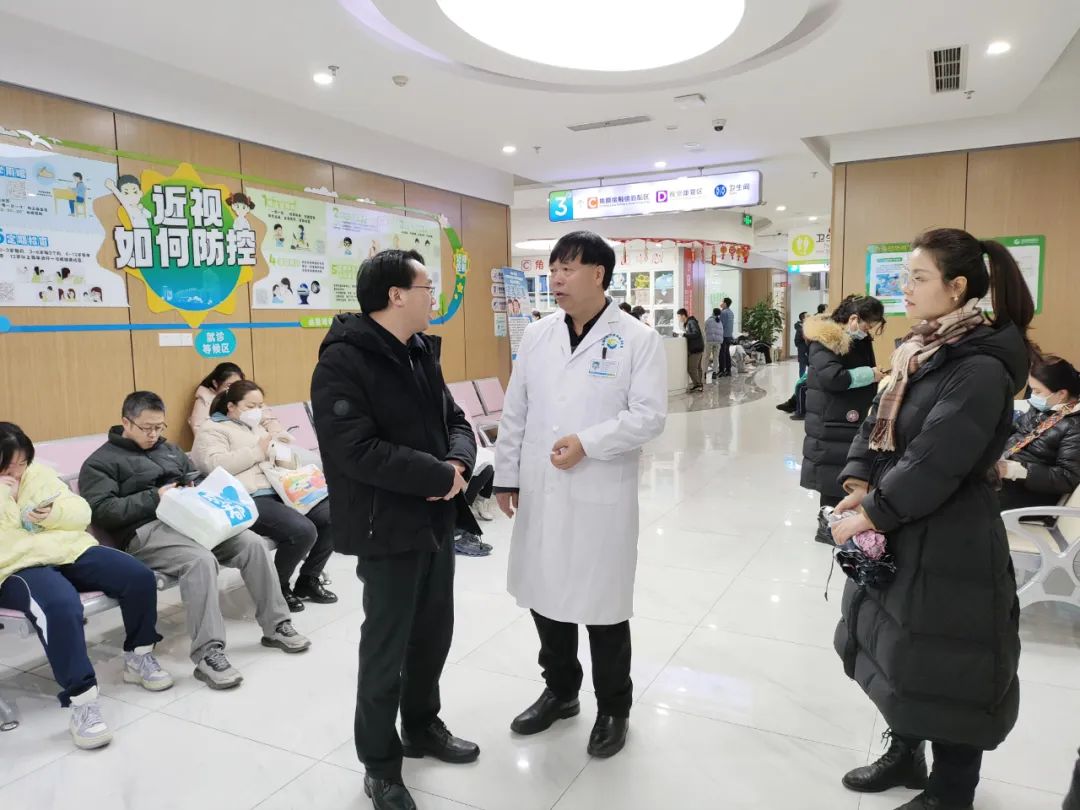 成都中医药大学党委常委、副校长黎胜红一行新春慰问成都中医药大学附属眼科医院段俊国院长