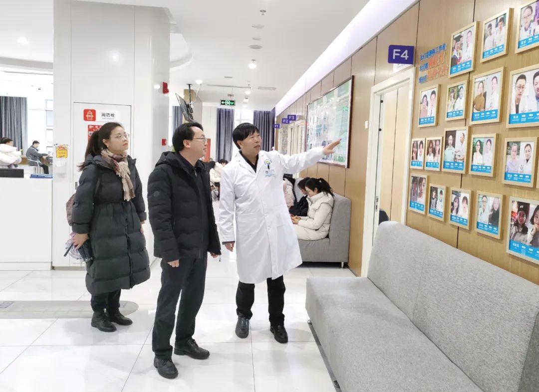 成都中医药大学党委常委、副校长黎胜红一行新春慰问成都中医药大学附属眼科医院段俊国院长