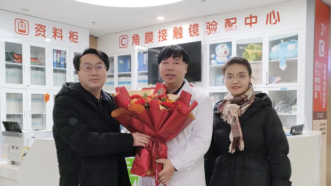 成都中医药大学党委常委、副校长黎胜红一行新春慰问成都中医药大学附属眼科医院段俊国院长