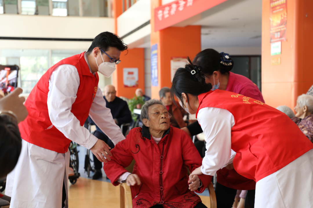 正大光明眼科集团孙先勇总院长荣获 2023 年度全市学雷锋志愿服务先进典型