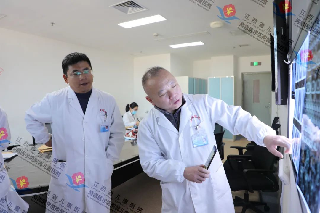 江西省儿童医院开创性应用机器人为 9 岁男童实施尿失禁手术