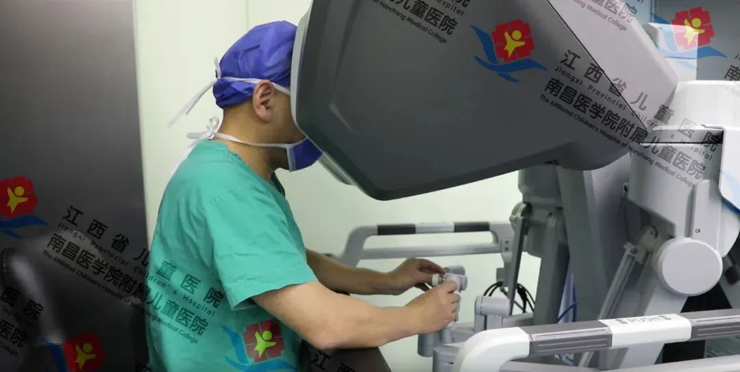江西省儿童医院开创性应用机器人为 9 岁男童实施尿失禁手术