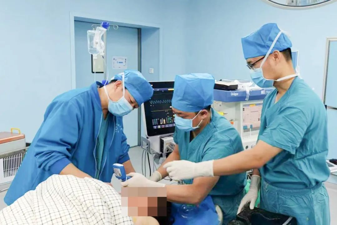 延安市中医医院骨科携手麻醉手术科精准手术，联合救治胸椎管狭窄症+困难气道患者