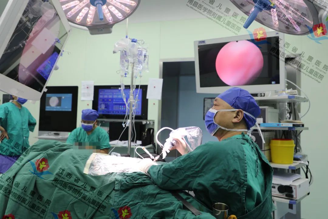 江西省儿童医院开创性应用机器人为 9 岁男童实施尿失禁手术