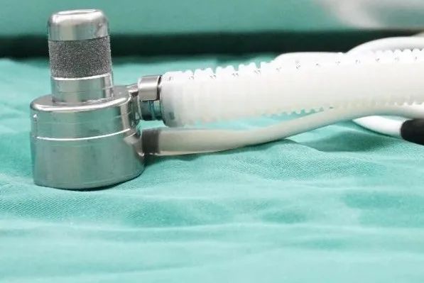 年轻小伙戴着他的一颗「中国心」回家过年