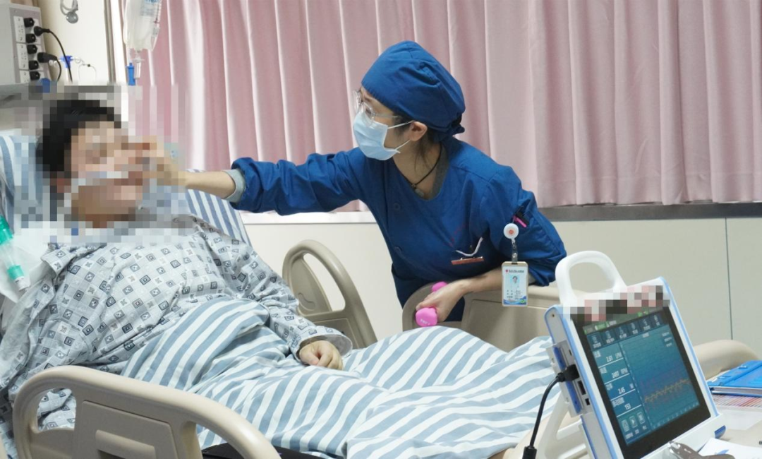 年轻小伙戴着他的一颗「中国心」回家过年