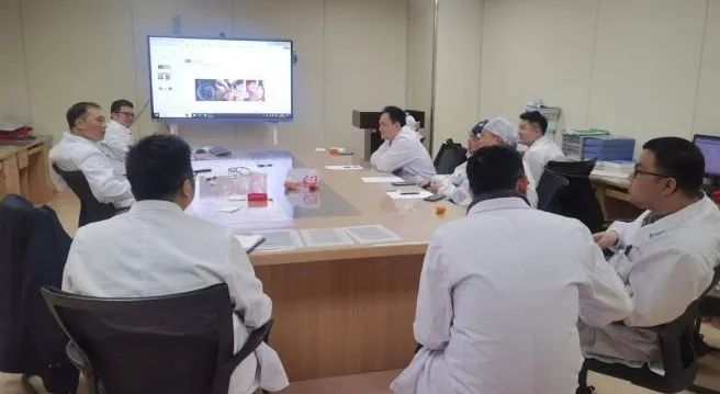 年轻小伙戴着他的一颗「中国心」回家过年