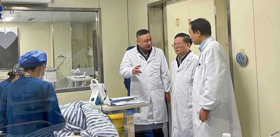 年轻小伙戴着他的一颗「中国心」回家过年